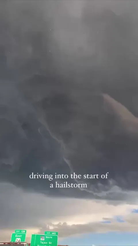 The exact moment when hail started was captured in the USA. Millions of ice particles appeared in the frame as if by a snap.
