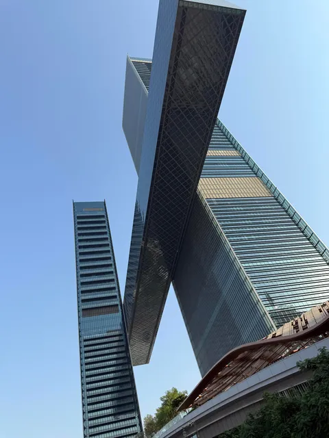 A food court suspended between two buildings 24 stories up in Dubai