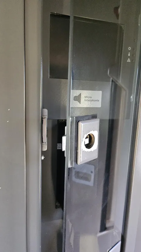 Le chef de bord a laissé l'interphone du train ouvert après son annonce, qu'est ce que je fais comme annonce ?