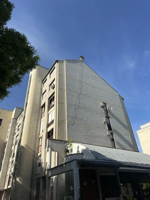 Shadow of a somewhat straight wire is wavy