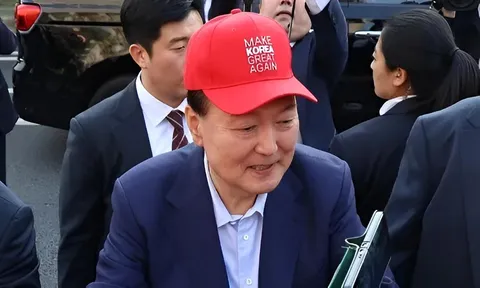 Impeached South Korean ex-president Yoon spotted wearing a red hat says "Make Korea Great Again"