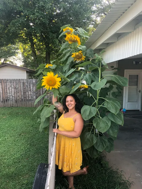 Me standing next to the sunflowers my hubby said would never grow because all I did was “throw seeds on the ground and covered them with dirt” . Using myself as a scale, I’m 5’4. 🤗🌻