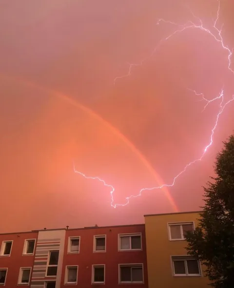 🔥 A rainbow and lightning captured at the same time