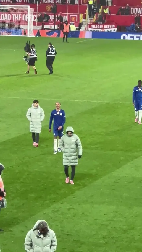 United fans to Garnacho as he walks off: “Who's that prat from Argentina, who's that money grabbing whore, Alejandro is his name, and he hasn't got a brain, and he won't be winning trophies anymore"