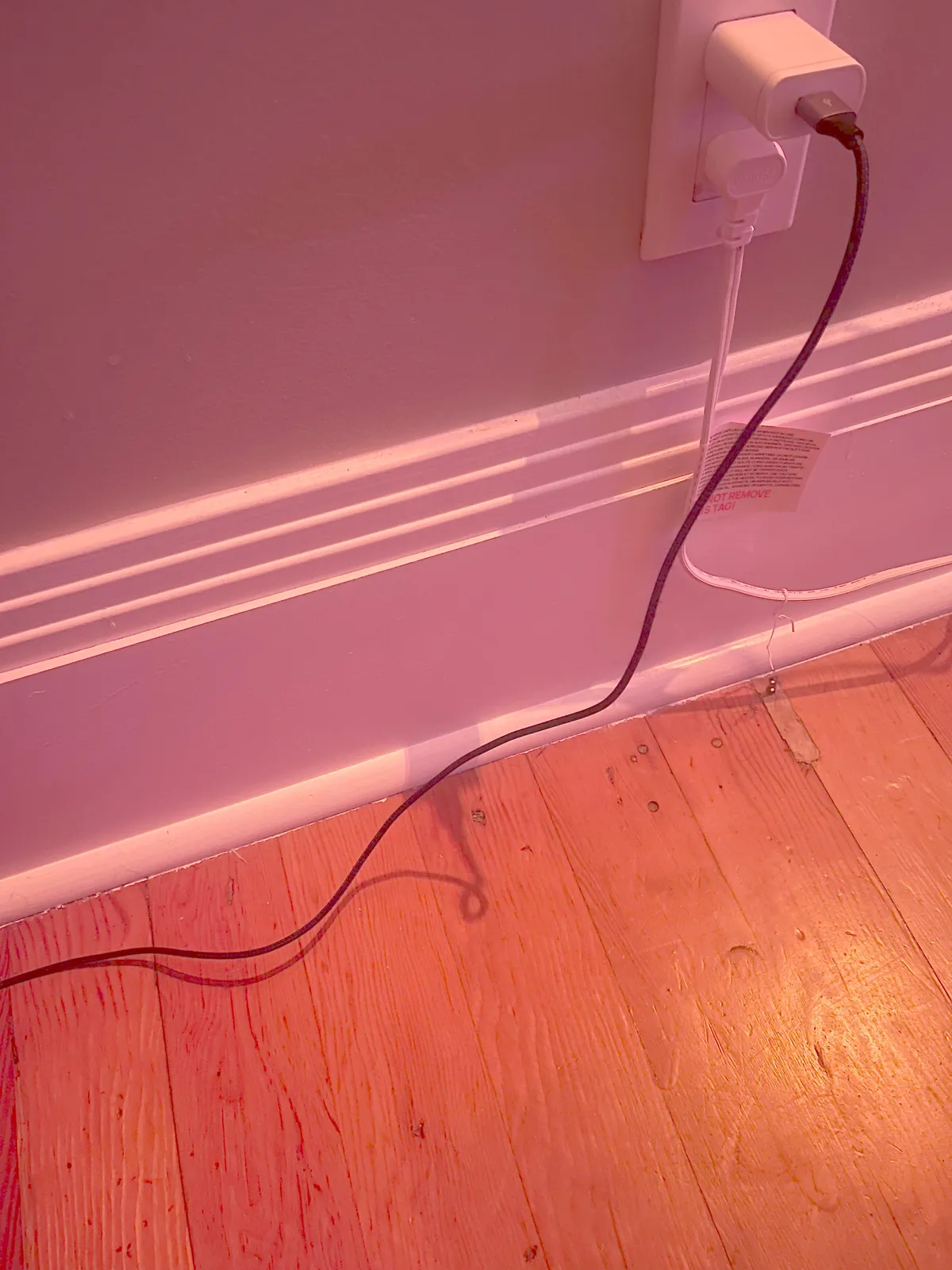 Shadow shows tight loop in cord. There is no loop.