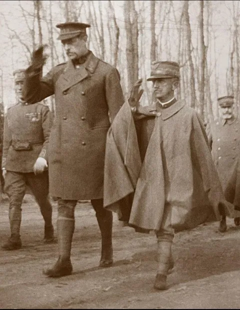 King Albert I of Belgium (6'4") and King Victor Emmanuel III of Italy (5'0")