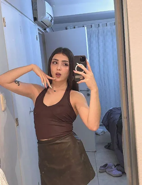 Am I really hot, just keeping it simple for yall F18