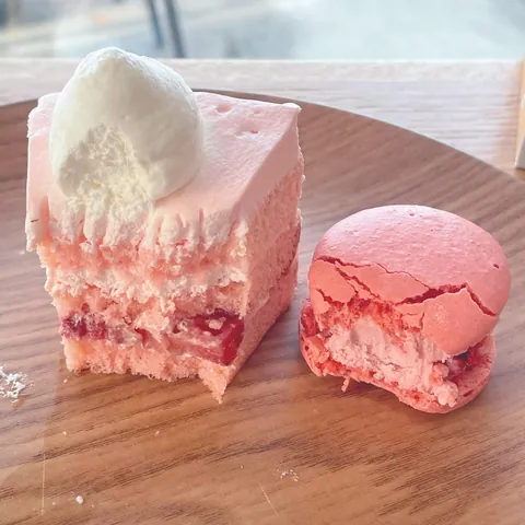 [i ate] strawberry cream cake &amp; raspberry macaroon from tous les jours ♡