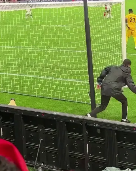 Video of Moroccan fans repeatedly stealing Nigerian GK Stanley Nwabali's towel during the game