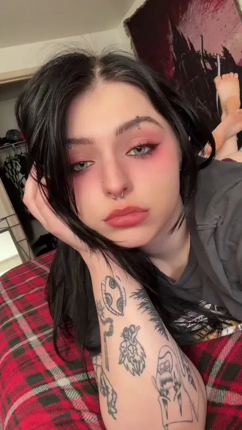 Suck my toes whilst you fuck me