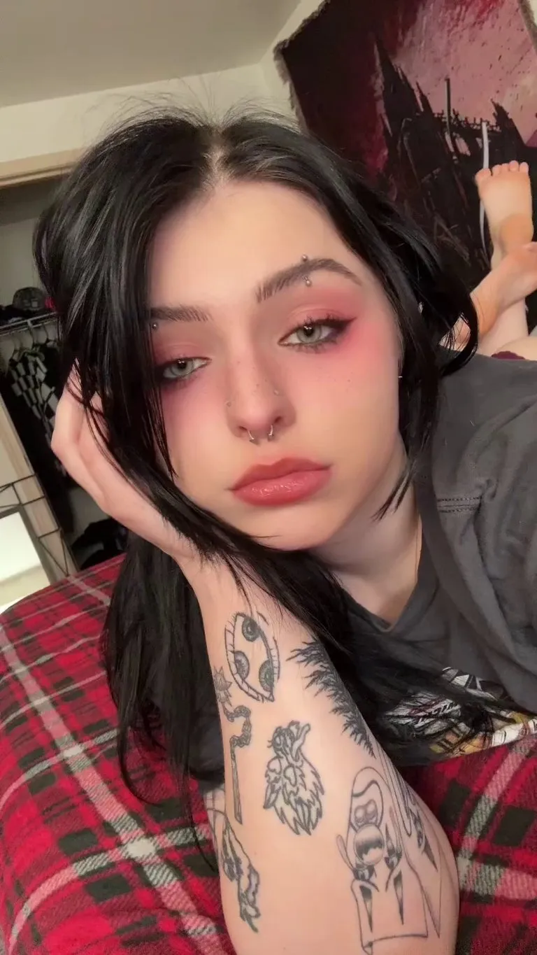 Suck my toes whilst you fuck me