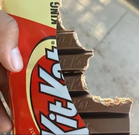 A couple weeks ago my brother blew 2k at the casino, and his wife still doesn’t know… he sent me this picture today… I think I’m gonna tell her now 😭😭😭