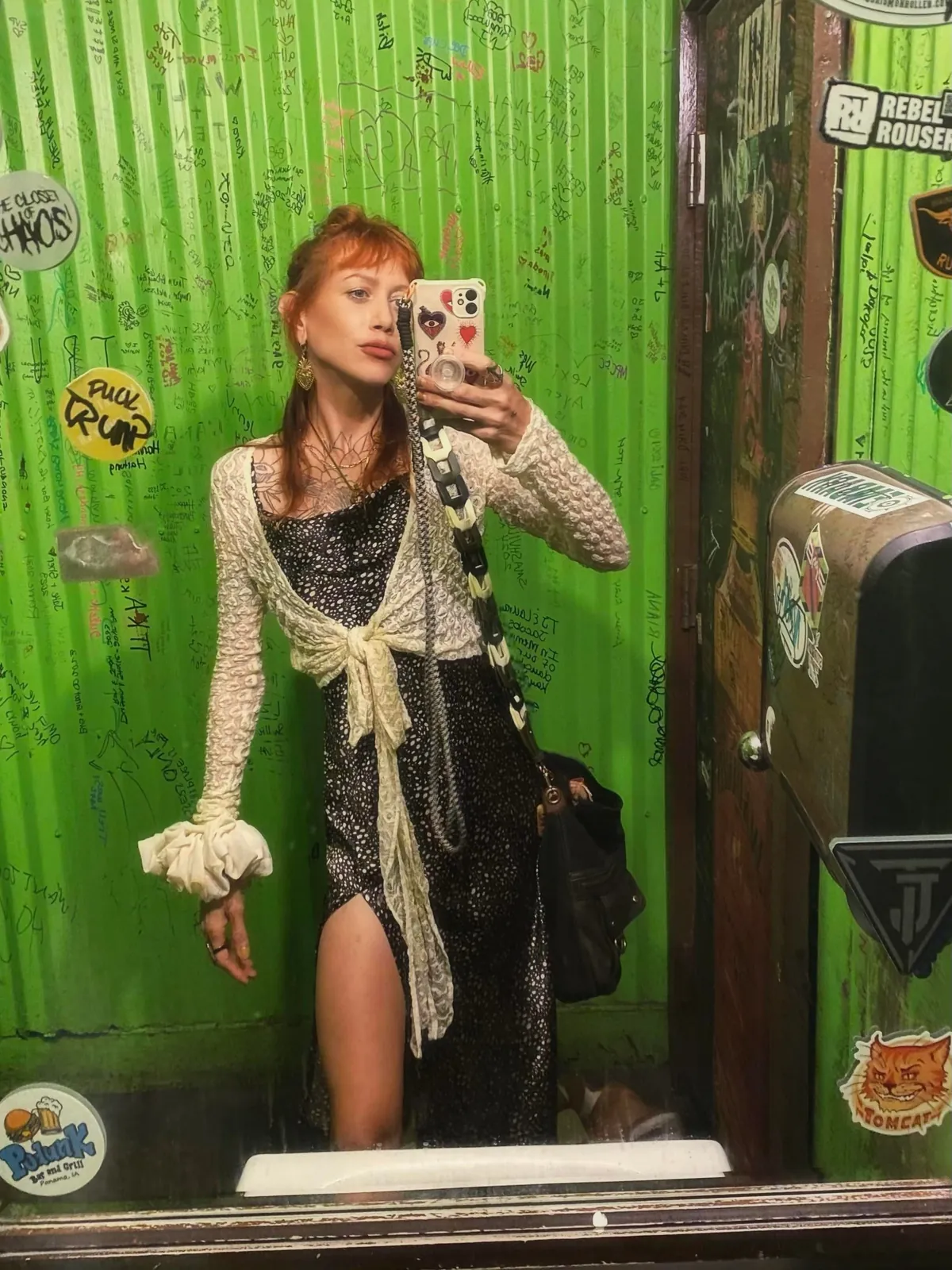 42F, wannabe travel blogger. I live in a van and walk dogs for money. Life’s great, knock me down