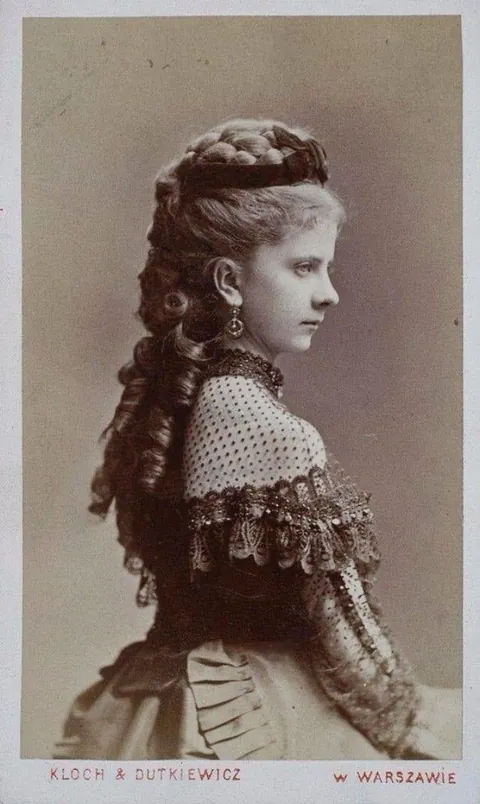 The many unique hairstyles of women during the Victorian era (1870s-1900s)