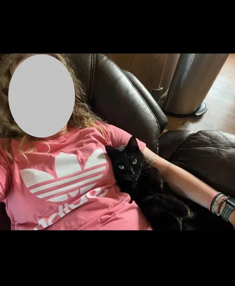 Toblerone was returned to the shelter for being “too needy”, but we love his neediness🖤