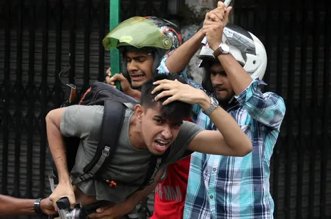 The exact moment of mobs breaking the head of a freelance journalist while trying to take his camera. Reddit we need to help them.. we need to show this to the world..