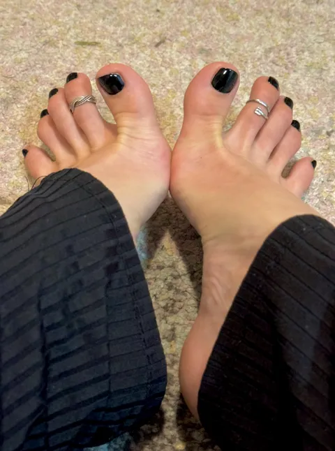 Tickle my black toes with your tongue? 👅 😘🖤