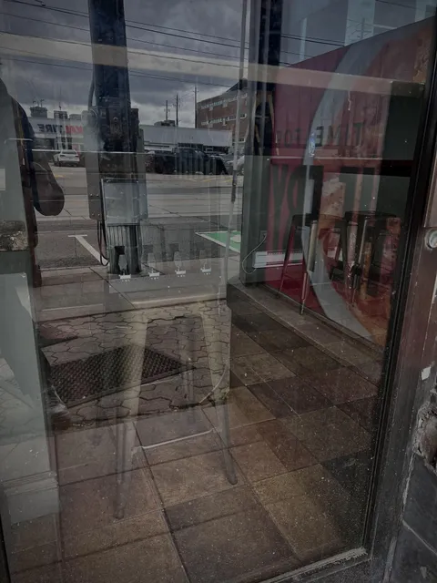 This restaurant leaves an empty till in the window overnight to deter thieves.