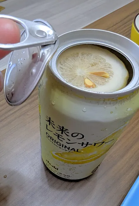 Can cocktail in Japan includes a slice of lemon.