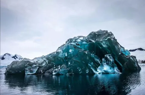 🔥This is an iceberg that has flipped over in Antarctica 