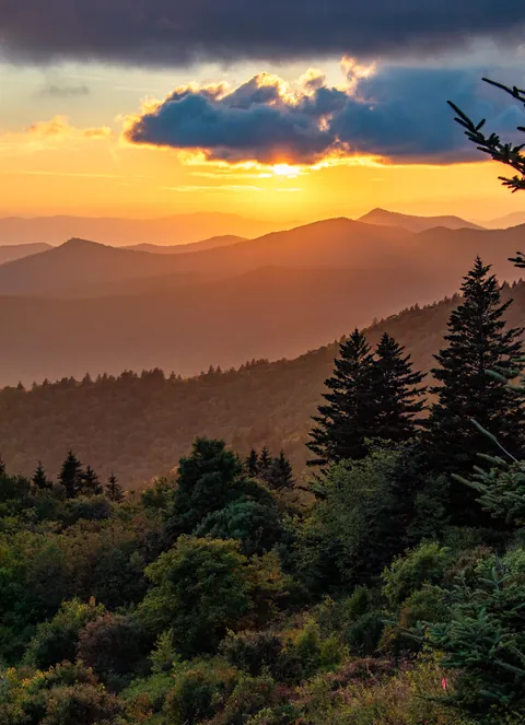 Sunset before a storm in the Blue Ridge Mountains (North Carolina, USA) [OC] [3483x5224]