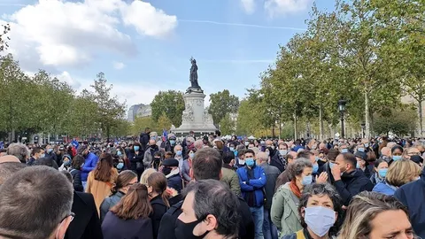 Thousands gather in Paris to protest against muslim terrorism
