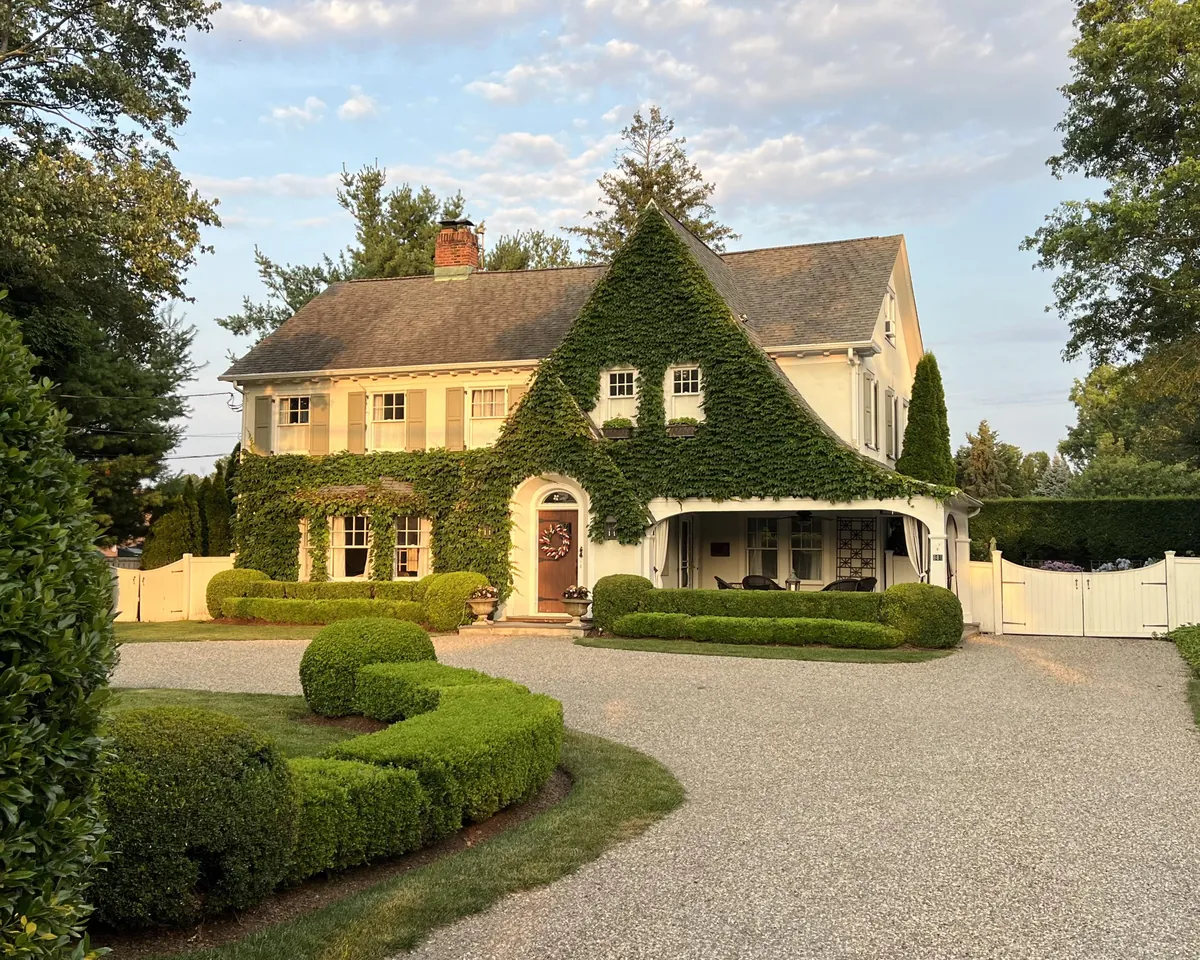 Ivy-covered cottage in Fairfield, Connecticut 🍃 (July 2024)