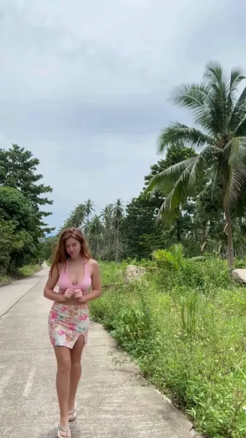 Perfect milf titties in public