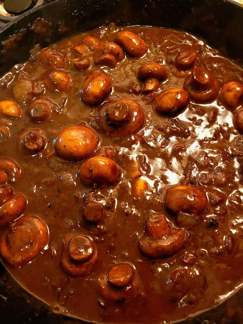 Red Wine , Mushroom and Onion Gravy