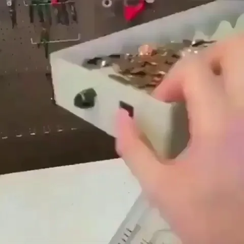 Machine that separates coins
