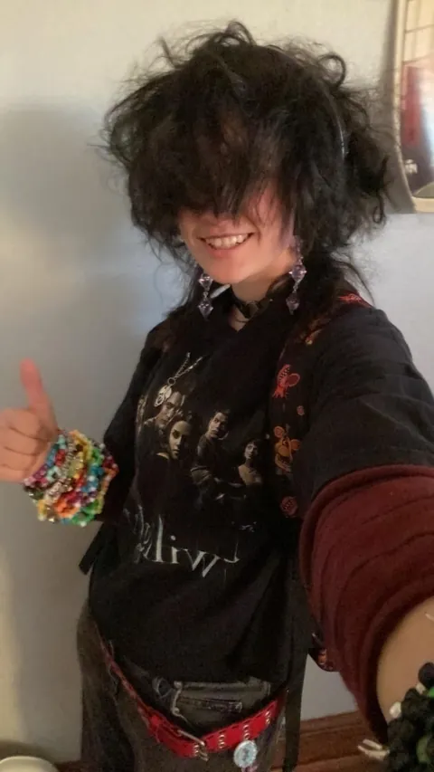 (22) Artist, musician, camera shy as hell. I have no clue what I look like, so go nuts with specifics!