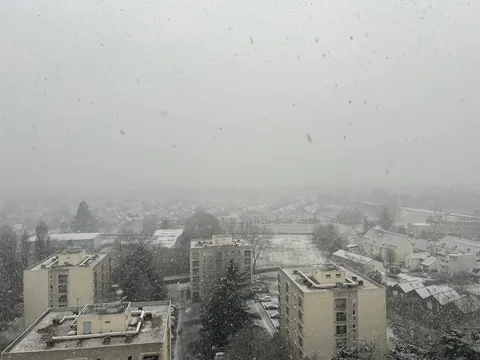 IL NEIGE LES GARS ! IL NEEEEEIGE !!!