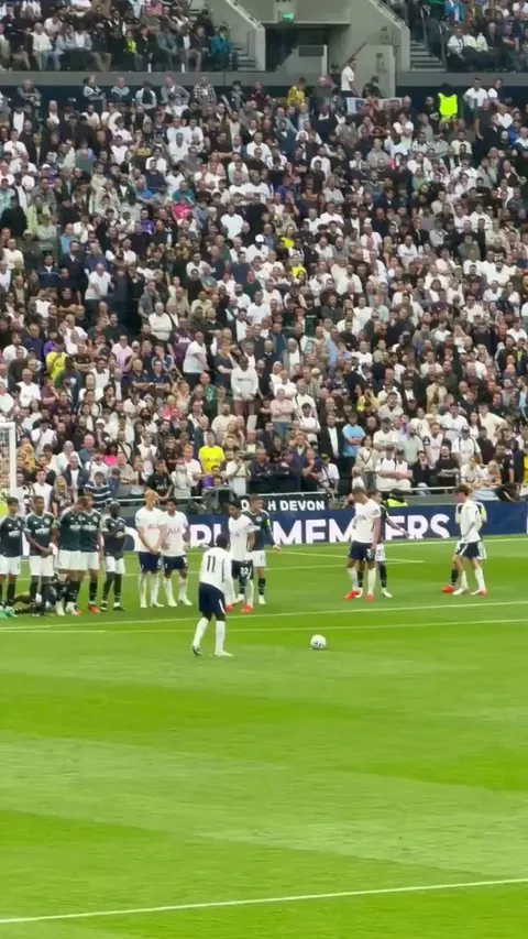 Mathys Tel freekick attempt
