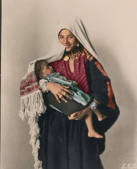 [Colorized] A Palestinian mother with her child, in 1920. (1188x1475) 