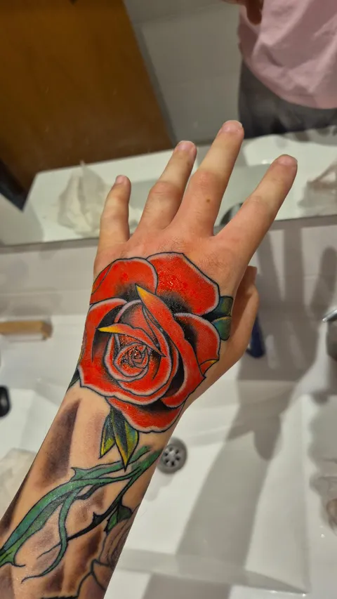 It is normal to have your hand like this after a hand tattoo