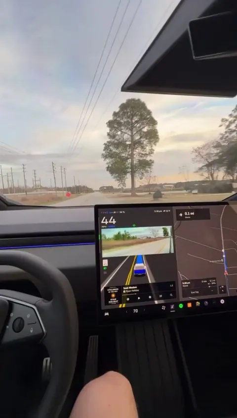 Cybertruck detects oncoming truck and tries to drive right into it