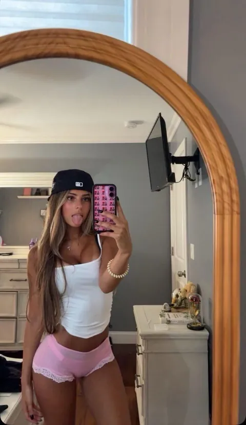 Relapsing so hard right now. Really want to get worse over the weekend 😵‍💫😵‍💫