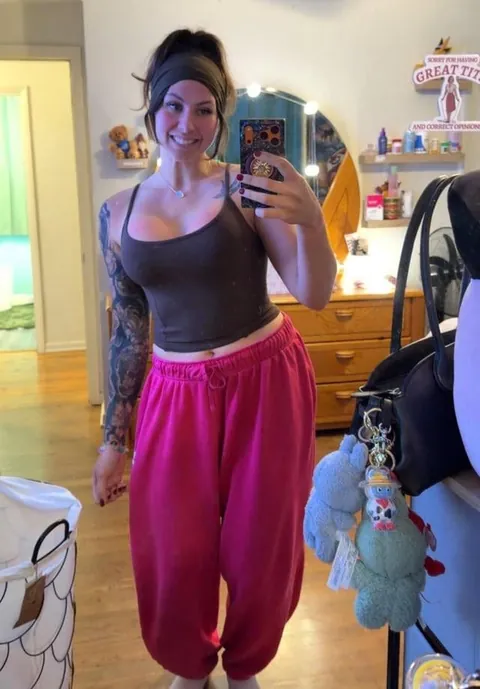 Born in 1999, mom of 1... Am I still hot?🥵🙋🏻‍♀️➡️ f27