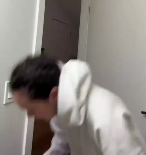 The little girl who lost her hair for the second time due to chemotherapy asked her mother to do her hair. The happiness she experienced when her mother put on the hair clip was priceless 