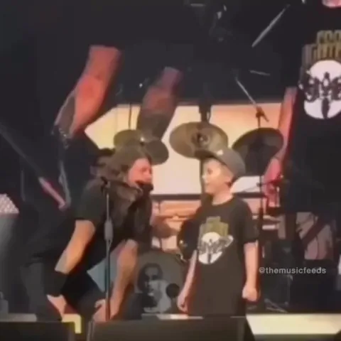 Dave Grohl invites 10 year old Collier on stage at the Kansas City show to perform Enter Sandman.