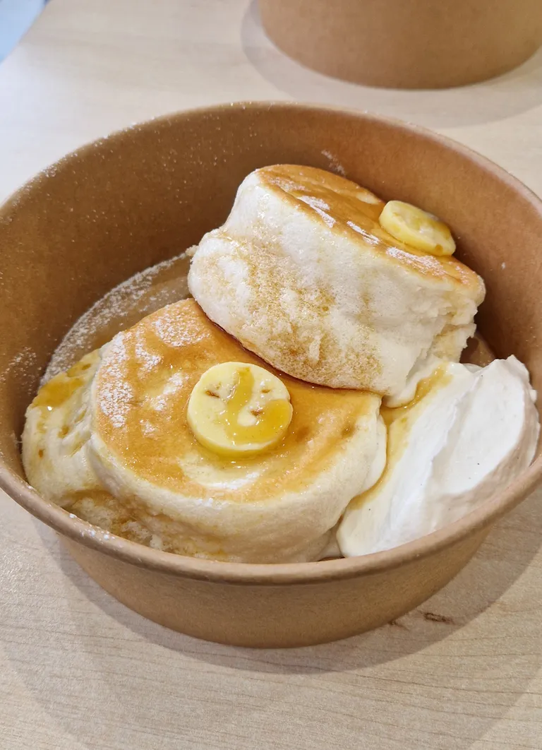 [I ate] Fuwafuwa pancakes 