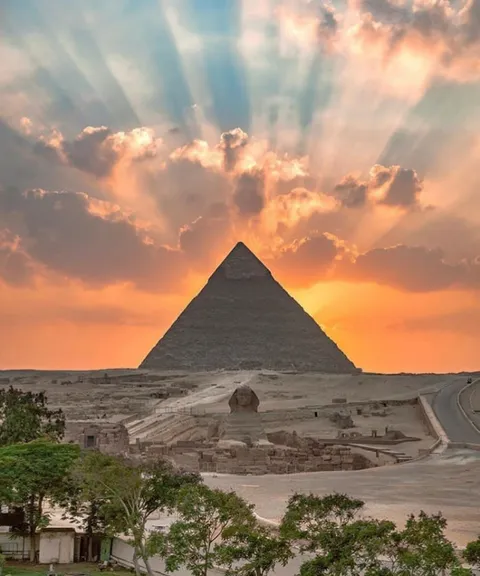 PsBattle: Pyramid of Giza with god rays