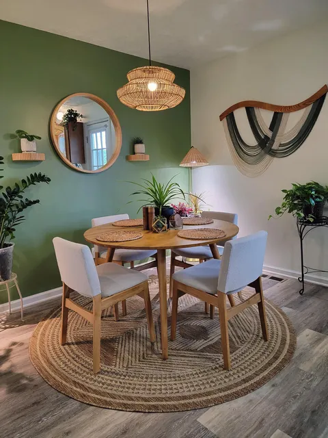 my little dining room is now kinda cozy (and planty 🌿) 😄