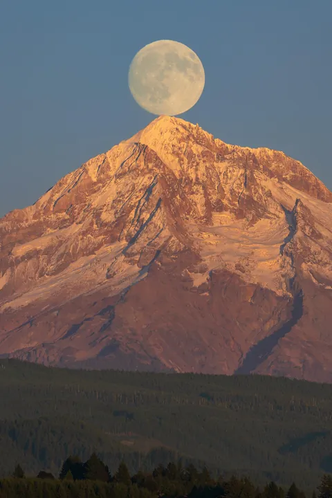 Moon over Mt Hood, Oregon, USA [OC] [1365 x 2048]