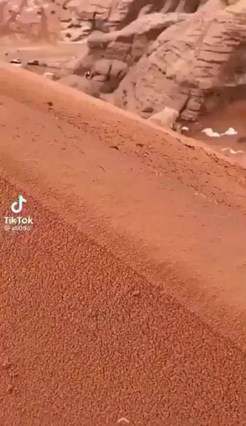 🔥 Scenery when a Sandstorm occurs after a snowstorm.