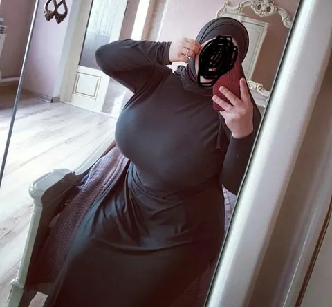 والدتك طلبت مني أن أجعلها حاملاً، حتى تنجب ابنًا قويًا، على عكسك.