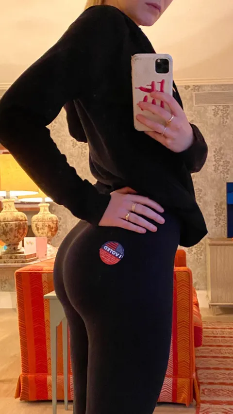 Elle Fanning’s round butt in black leggings!