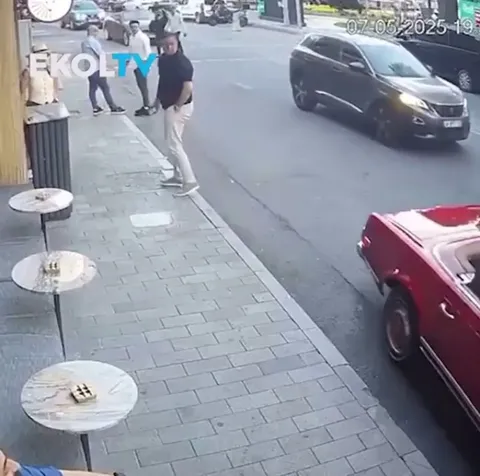 Valet crashes a rare Mercedes W113 today in Istanbul, Turkey.