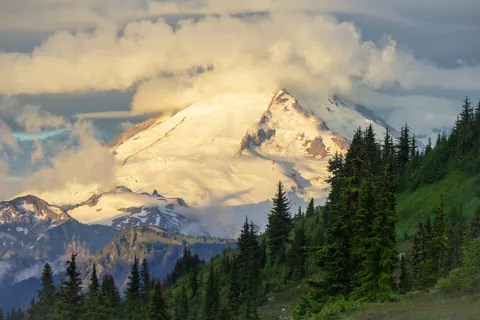 A sunrise storm over Koma Kulshan (Mt Baker, Washington State) [OC] [5184x3456]
