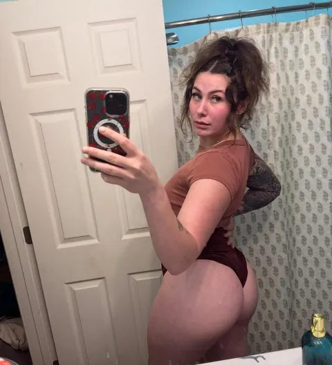 Born in 1999, 1 kid... Would you still fuck me?➡️🥹🤷🏻‍♀️